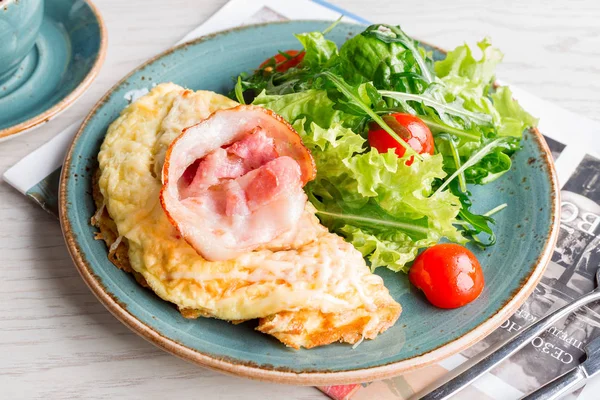 Omelette, uova strapazzate, uova fritte, pancetta, colazione, mattina, verdure, insalata — Foto Stock