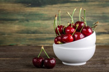 Kiraz, çilek, mevsim meyveleri, yaz meyveleri, bir sepet çilek, çilek masada, meyve