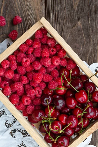 Малина, ягоды, лето, коробка ягод, ягоды на столе, ягоды в тарелке, фрукты, спелые — стоковое фото