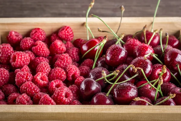 Cereza, bayas, bayas de temporada, bayas de verano, una canasta de bayas, bayas sobre la mesa, frutas — Foto de Stock