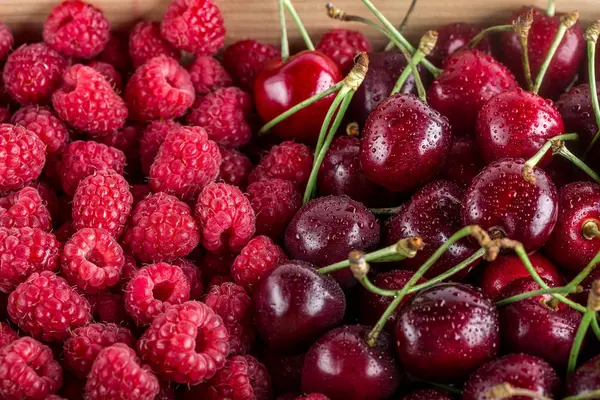 Вишня, ягоды, малина, сезонные ягоды, летние ягоды, корзина ягод, ягоды на столе, фрукты — стоковое фото