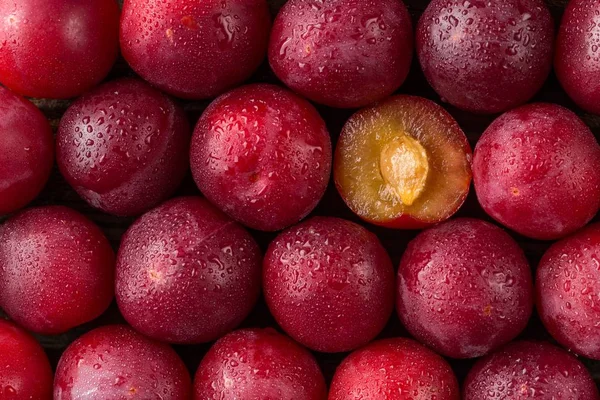 Pflaume, rote Pflaume, Obst, saisonales Obst, Sommer, frisches Obst, rote Früchte, Pflaumen — Stockfoto