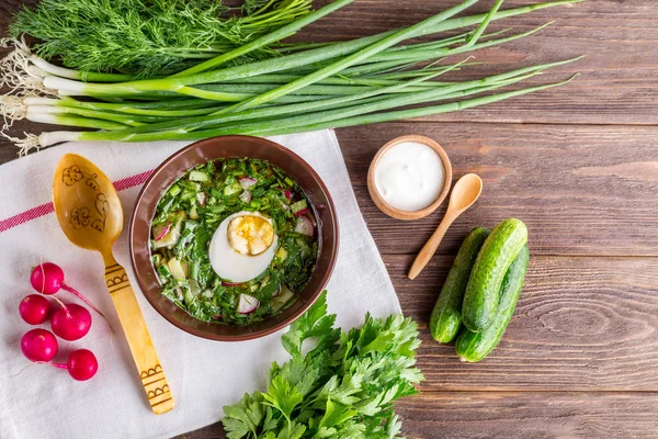 Okrosjka, kvas, komkommers, groene uien, Russische keuken, koude soep, soep, zomer voedsel, — Stockfoto