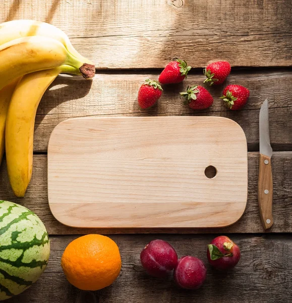 Schneidebrett, Obst, Kochen, Lebensmittel, Küchenutensilien, Bananen, Wassermelone, Holzhintergrund — Stockfoto