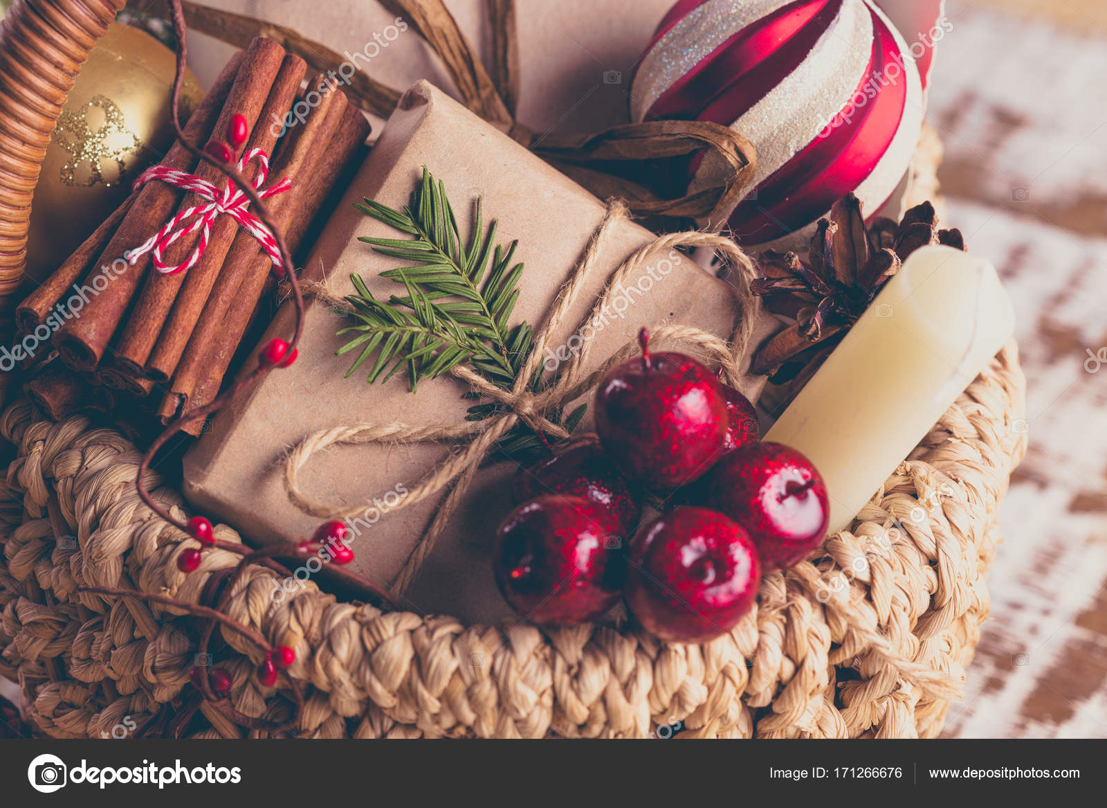 Natal, Ano Novo, Feliz Natal, Feliz Ano Novo, cartão de felicitações,  brinquedos de Natal, véspera, dezembro, feriado, férias, cones, caixa  fotos, imagens de © yakovlevadaria #171266676