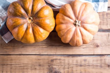 kabak ve ahşap bir masa üzerinde havlu