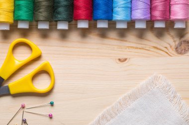 ahşap bir masa üzerinde dikiş aksesuarları