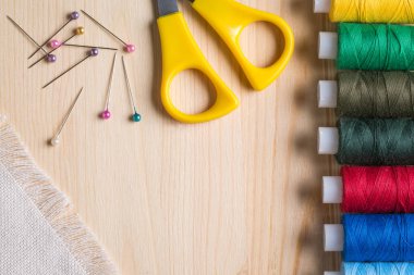 ahşap bir masa üzerinde dikiş aksesuarları