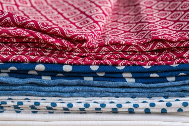 Masanın üzerinde kumaş yığınını