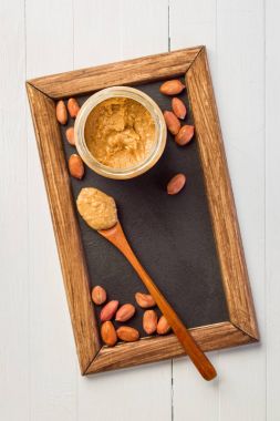 Pot ile ahşap bir masa üzerinde fıstık yapıştırın