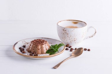 kahve panna cotta beyaz tabak, beyaz arka plan üzerinde