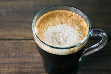 kahve, krem, cam kupa, köpük, ahşap masa
