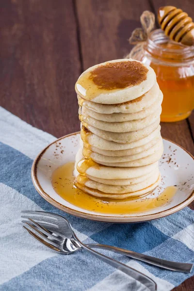 Butter Honig Süß Pfannkuchen Lebensmittel Stapeln Sirup Mahlzeit Lecker Dessert — Stockfoto