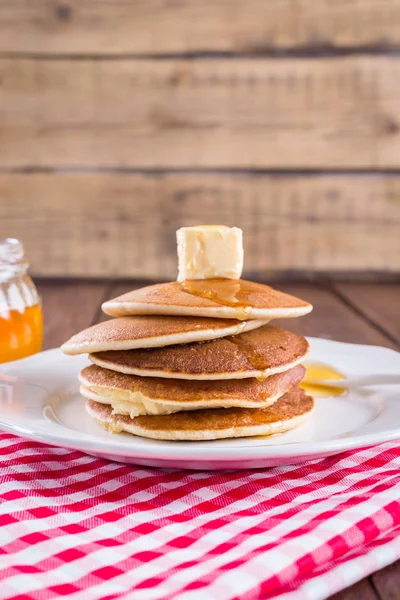 Pfannkuchen Mit Honig Butter Haufen — Stockfoto