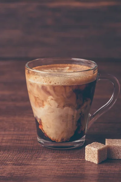 Kaffee Sahne Glasbecher Schaum Holztisch — Stockfoto
