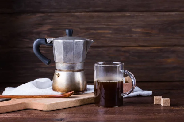 Oude Koffiepot Koffie Een Mok Glas Een Houten Achtergrond — Stockfoto