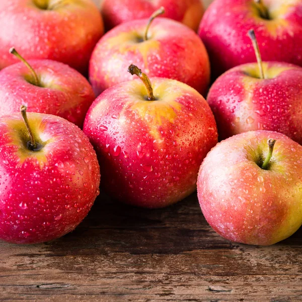 Tahta Masada Kırmızı Elmalar — Stok fotoğraf
