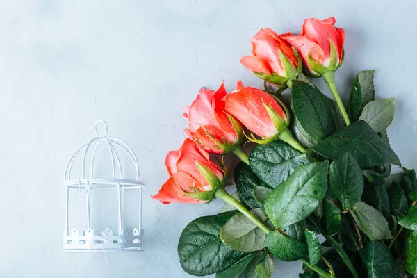 Réveil Rouge Sur Lit Linge Lit Dans Une Fleur — Photo