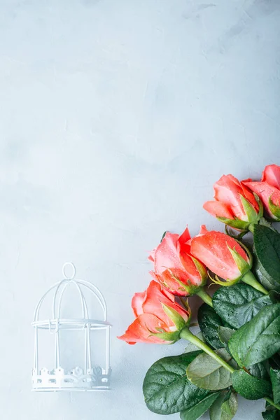 Réveil Rouge Sur Lit Linge Lit Dans Une Fleur — Photo