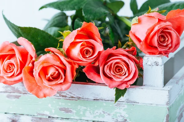 Réveil Rouge Sur Lit Linge Lit Dans Une Fleur — Photo