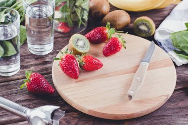 Ispanak, muz, kivi ve çilek smoothies yapma süreci.