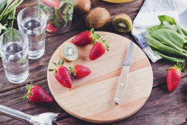 Ispanak, muz, kivi ve çilek smoothies yapma süreci.