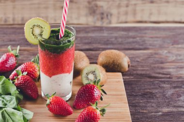 ıspanak, muz, kivi ve ahşap arka plan üzerinde çilek smoothies