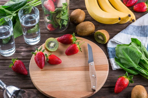 Herstellung Von Smoothies Aus Spinat Banane Kiwi Und Erdbeeren — Stockfoto