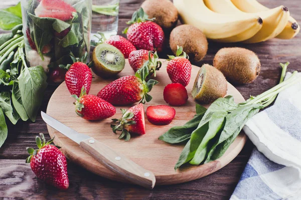 Smoothies Aus Spinat Banane Kiwi Und Erdbeeren Auf Einem Hölzernen — Stockfoto