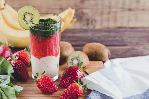 Smoothies Épinards Bananes Kiwis Fraises Sur Fond Bois — Photo