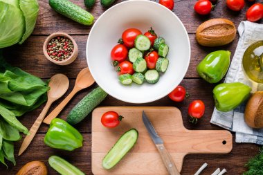 yemek salata, salatalık, domates, ıspanak bir kesme tahtası ile ahşap bir masa üzerinde