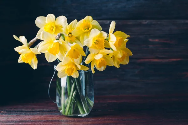 Квіти Нарциси Скляній Вазі Дерев Яному Фоні — стокове фото