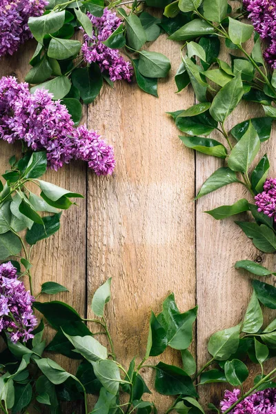 Lila Grenar Blommande Syrener Vykort Gamla Bräder Trä Bakgrund Våren — Stockfoto