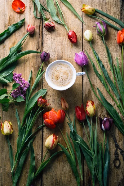 Tulipani Multicolori Fondo Legno Tazzina Caffè Vecchie Tavole Fiori Primaverili — Foto Stock