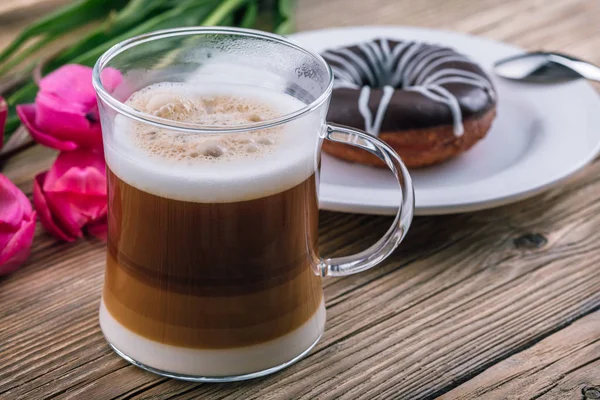 Makiato Dalam Gelas Cangkir Lapisan Kopi Kopi Dengan Susu Atas — Stok Foto