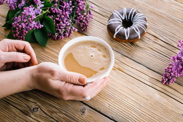 Cangkir Kopi Tangan Gadis Meja Kayu Dan Buket Ungu Hari — Stok Foto