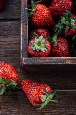 çilek yakın çekim, taze çilek, çilek mezarda