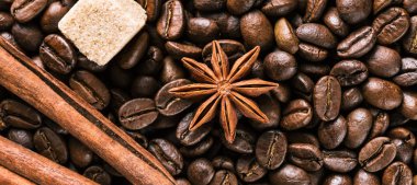 Kahve çekirdekleri, anason yıldızı, tarçın çubukları ve esmer şeker, arka plan, yakın plan