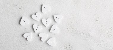 Sevgililer Günü geçmişi, beyaz düğmeli kalpler.