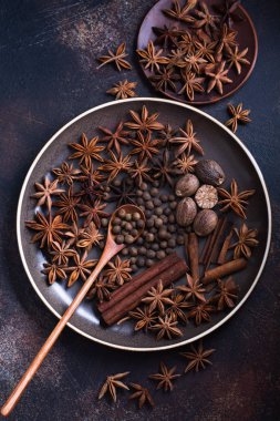 Bir Tabakta Karışık Kokulu Baharatlar, Arkaplan