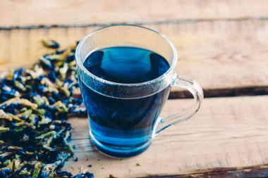 Bir bardak Kelebek Bezelye Çayı (bezelye Çiçeği, Mavi Bezelye) Sağlıklı içme, eski ahşap masada detoks içme