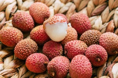 Lychee. Tatlı Tayland egzotik tropikal meyvesi.