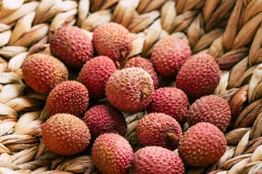 Lychee. Tatlı Tayland egzotik tropikal meyvesi.