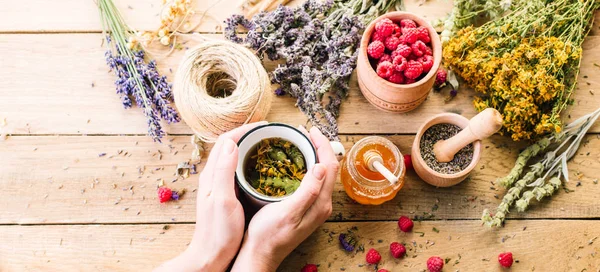 Φυτικό τσάι, μέλι και σμέουρα σε ξύλινο τραπέζι, εναλλακτική ιατρική, Ayurveda, αποξηραμένα λουλούδια — Φωτογραφία Αρχείου