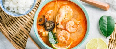 Lezzetli Tom Yam karides ve shiitake mantarlı, baharatlı Tayland çorbası, uzun pankart