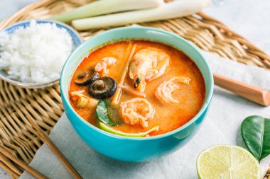 Lezzetli Tom Yam, karides ve şitake mantarlı, baharatlı Tayland çorbası.