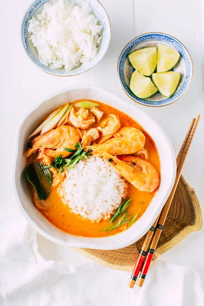 Lezat Tom Yam dengan udang dan nasi, pedas Thailand sup, close-up — Stok Foto