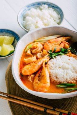 Lezzetli Tom Yam, karides ve pilav, baharatlı Tayland çorbası, yakın plan.