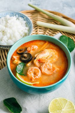 Lezzetli Tom Yam, karides ve şitake mantarlı, baharatlı Tayland çorbası.