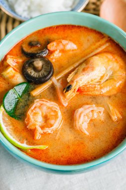 Lezzetli Tom Yam karides ve shiitake mantarlı, baharatlı Tayland çorbası, yakın plan.